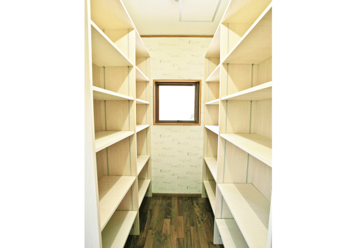 お料理好きの奥様には嬉しい大容量の作り付け食品庫