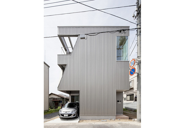 スリット開口は、外壁を吊る構造材の形を表す