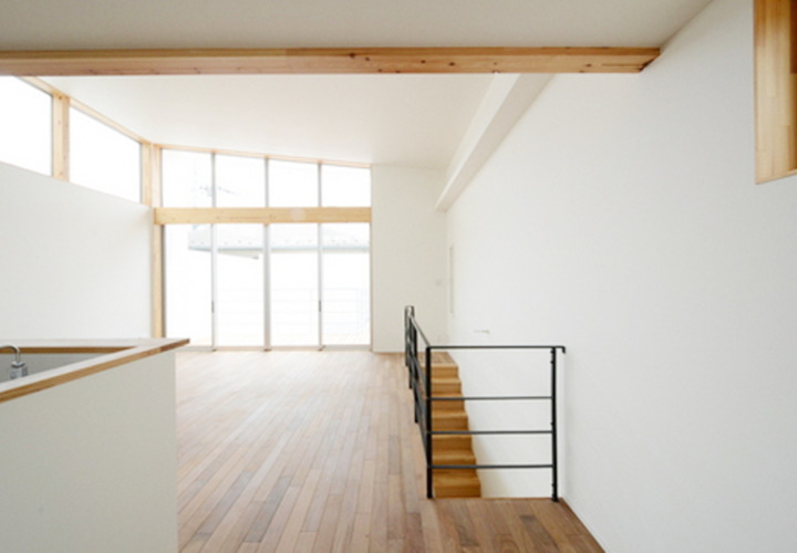 天井まで続く壁いっぱいの窓