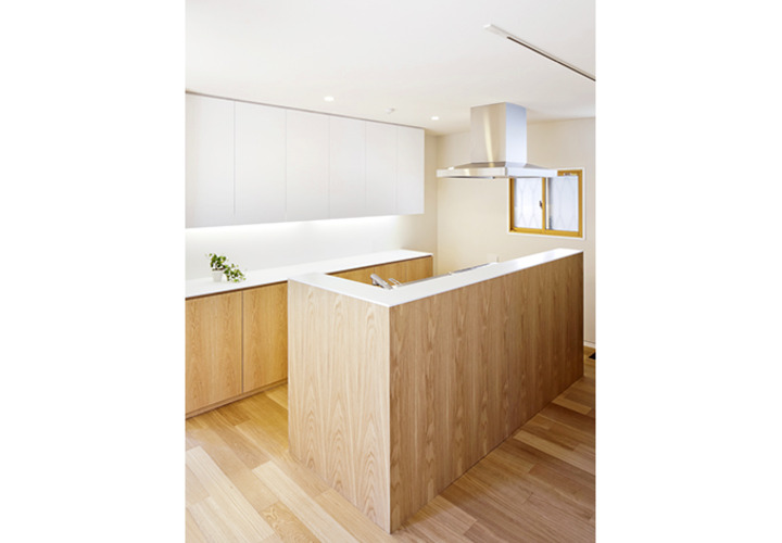 既成のキッチンを家具で囲う