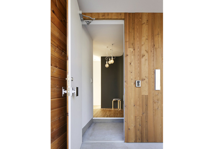 外壁と同じ材が張られた玄関扉