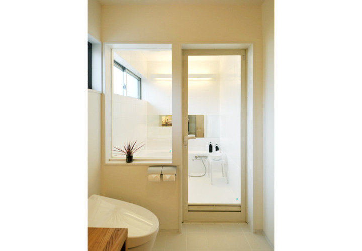 空間をふさがない開放的な浴室