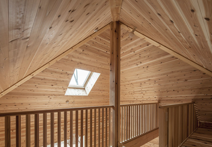 小さな山荘ロフト階にも光をそそぐ電動開閉式天窓