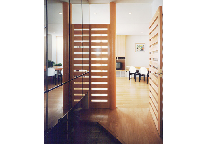 玄関はナチュラルな透過性のある仕切りで