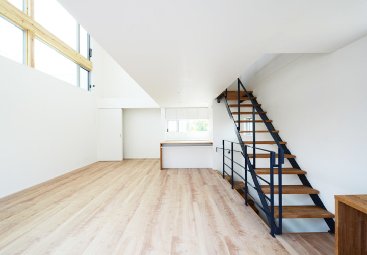 ハイサイドライトからの自然光が明るいリビング