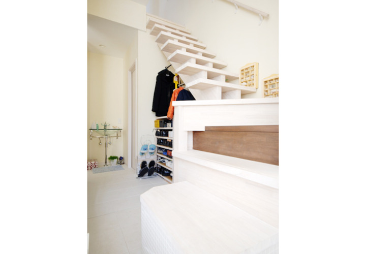 階段脇に収納スペースを確保