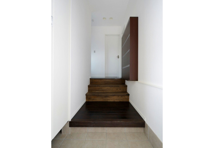 壁面収納で玄関スペースを確保