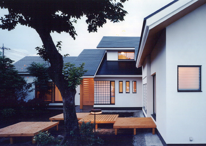 禅次丸の木のある家