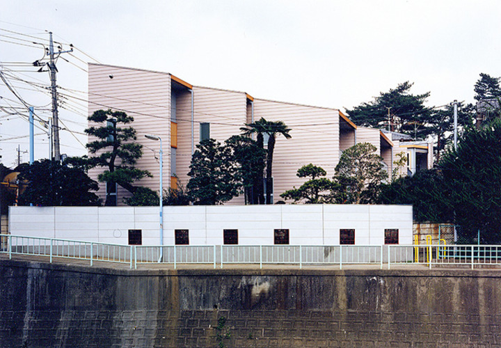 どの部屋からも川が眺められる雁行したプラン