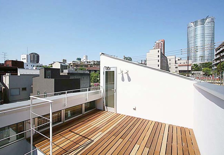 屋上のウッドデッキからの眺望も抜群