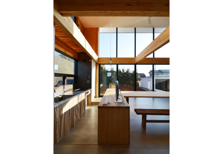 木の天版を使ったシンプルなアイランドキッチン