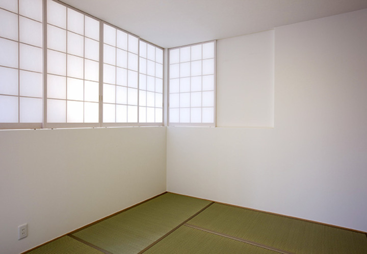 障子を介して柔らかな光を採り入れた畳部屋
