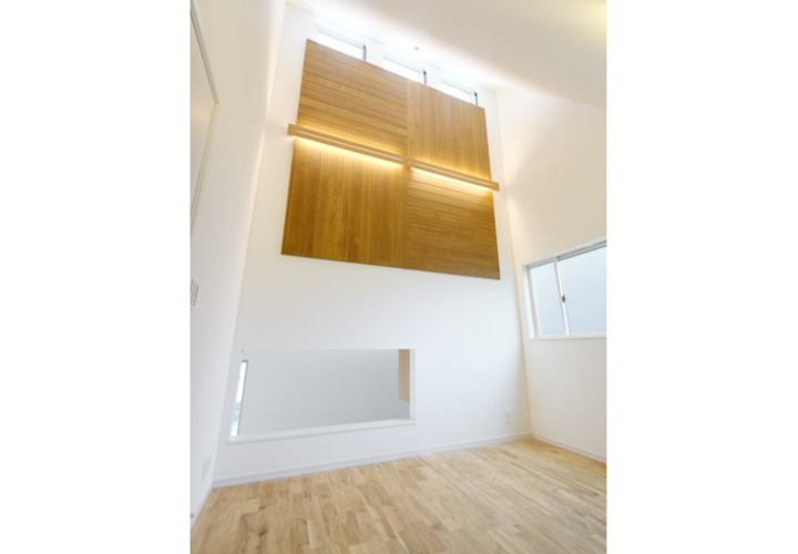 間接照明がついたウッド調の壁面