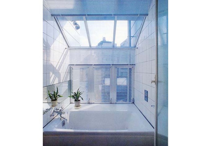 物干を兼ねた浴室、光たっぷりジャグジーで