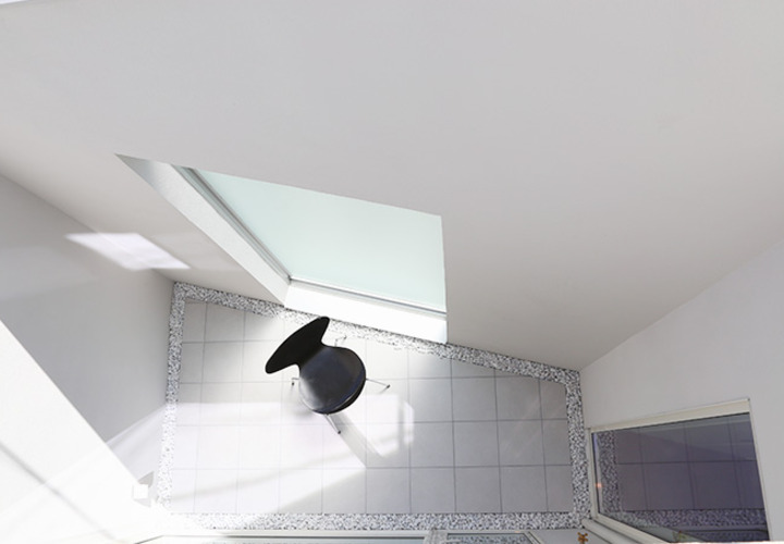 スリガラスを入れた明るい中庭