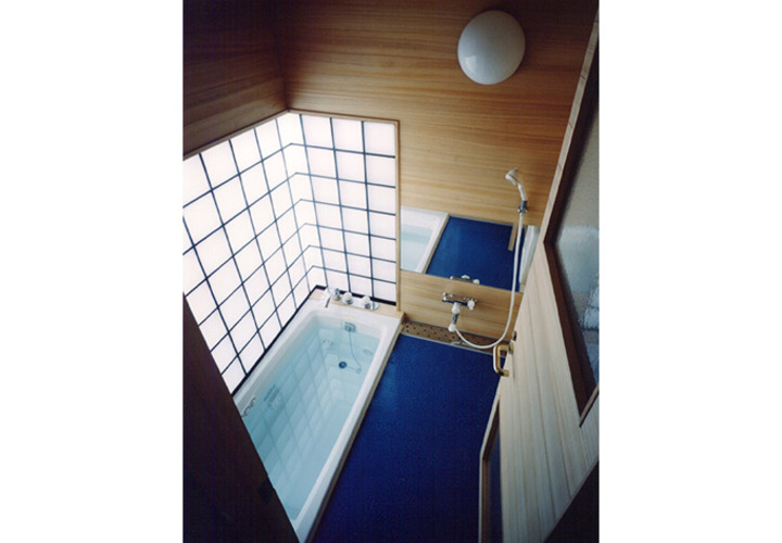 浴室の床は藍をイメージした結晶化ガラス