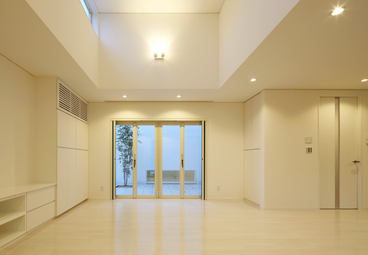 リビングから望む中庭