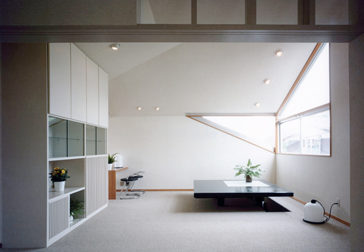 2階が若夫婦の住まい、ローテーブルを囲む