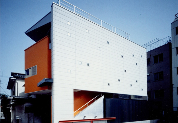 特徴的な窓を持つ外観