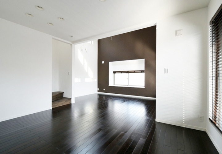 ブラウンの壁で床との一体感を演出