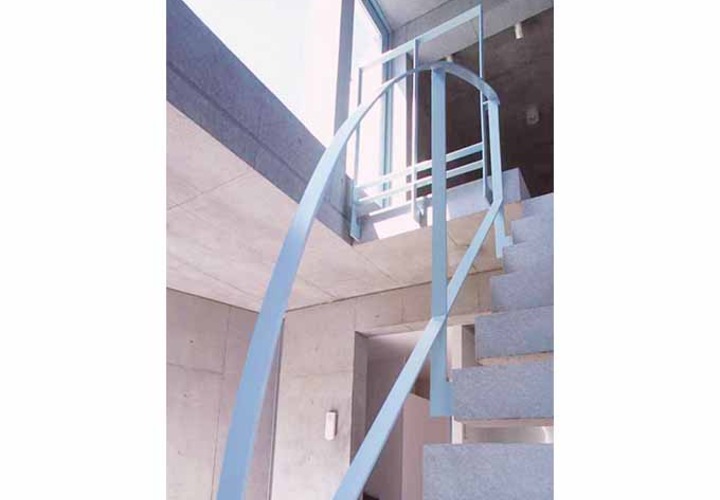 淡いブルーのR形状のかわいらしい手摺