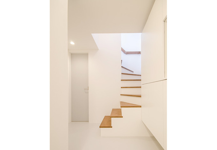 玄関から続く階段