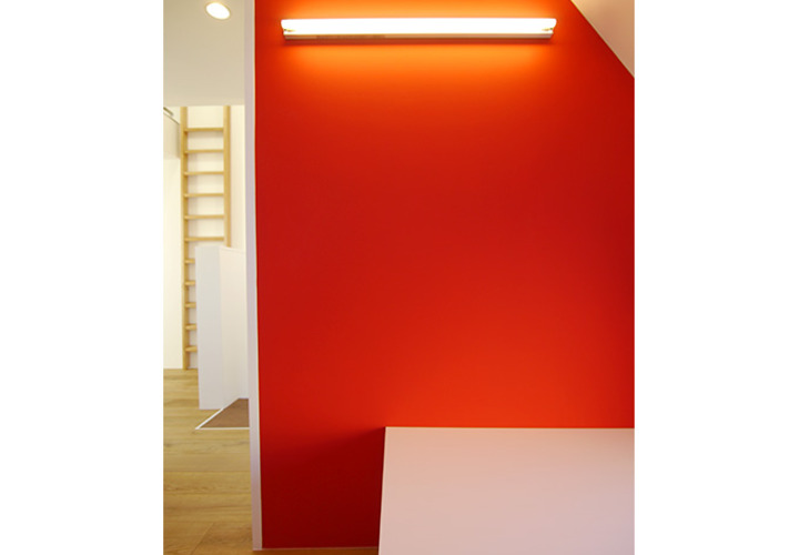 鮮やかな赤いアクセントカラー