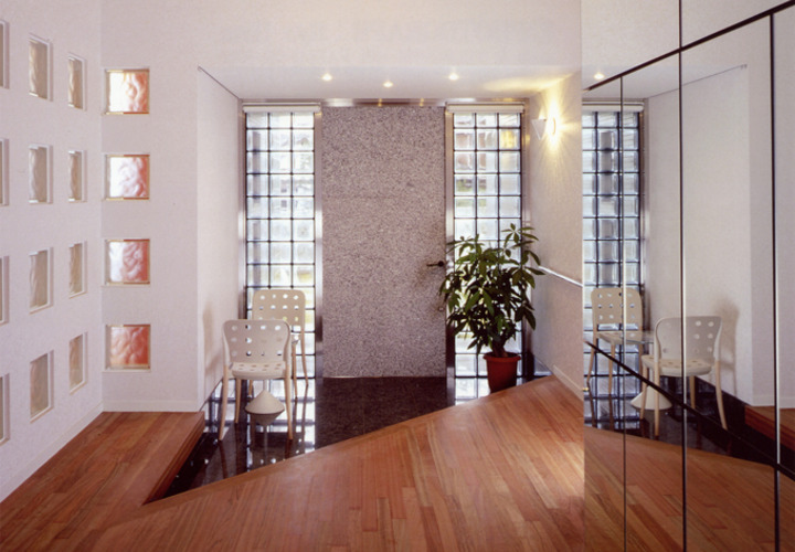 御影石張りのドアー、ガラスブロックの光