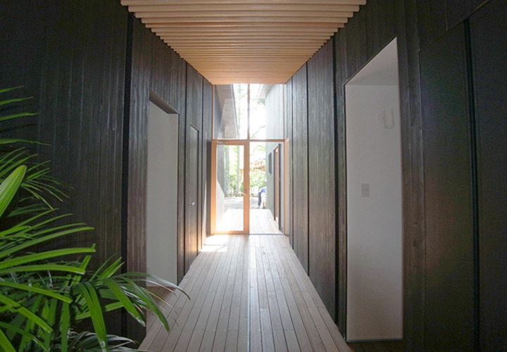 外壁材に囲まれた廊下