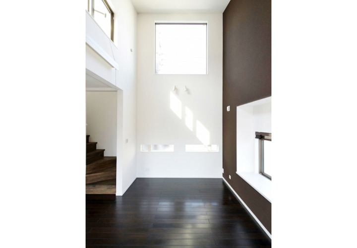 上へと続くオープンな階段