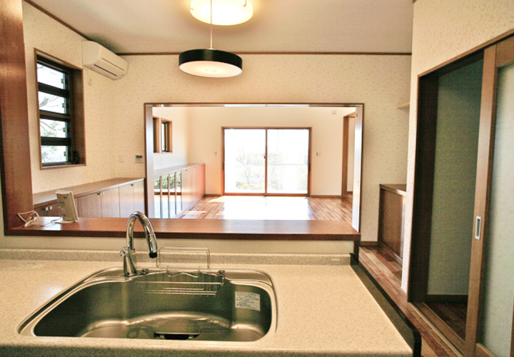 キッチンから広々としたリビングを見る