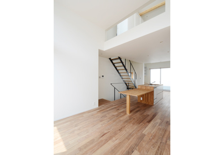 吹き抜けが気持ちいい無垢フローリングのリビング