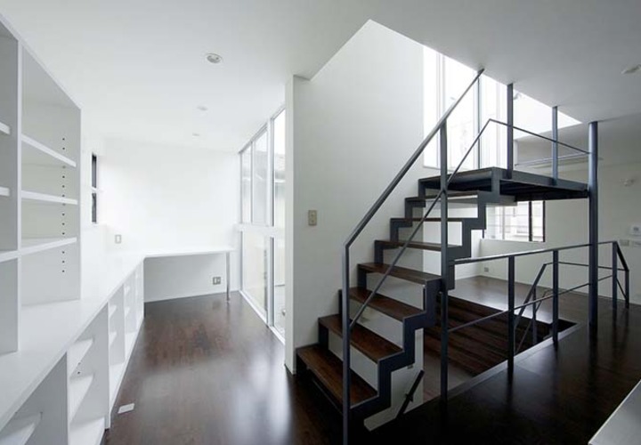外観から想像のつかない明るい階段ホール