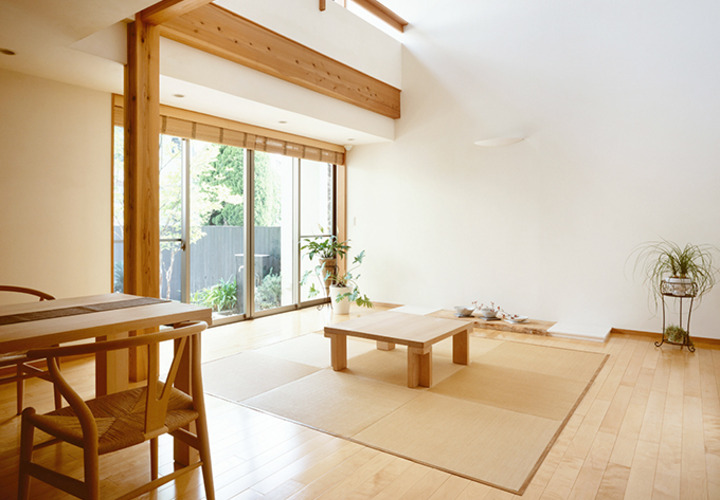 吹き抜けに和室スペースを設けた明るいLD