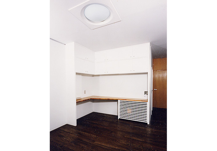 １台５役の寝室の造り付け家具