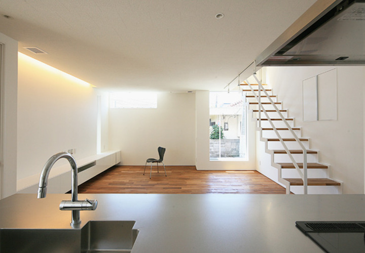 キッチンからみる広々としたリビング