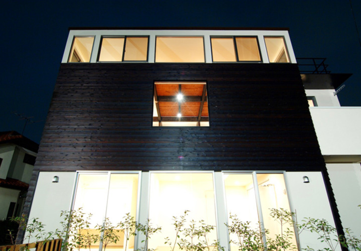 木外壁と白の外壁のバランス