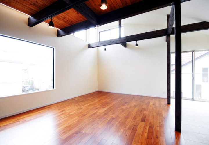 大きさと形の違う窓の組み合わせ