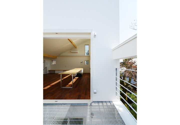 リビングから続くグレーチング床のベランダ