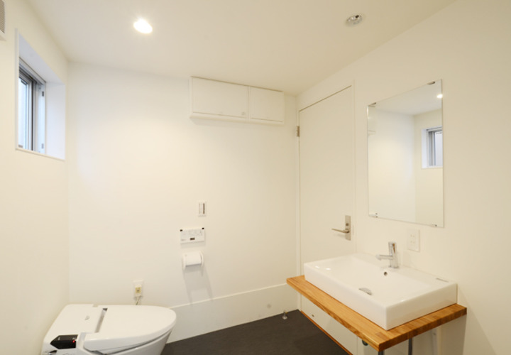 タンクレストイレを配置した洗面所