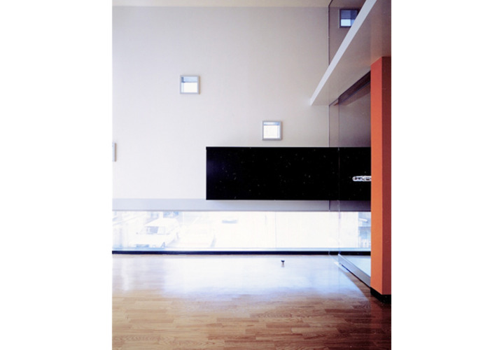 外壁に開けられた2つの大きさの窓の対比