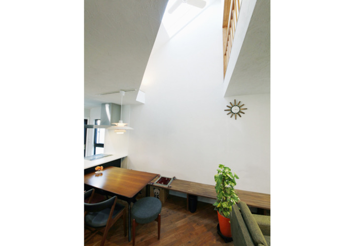 吹き抜けからの光が降り注ぐダイニングスペース