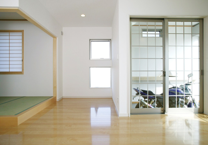 サッシと引き戸からダイレクトにアクセスできるリビング