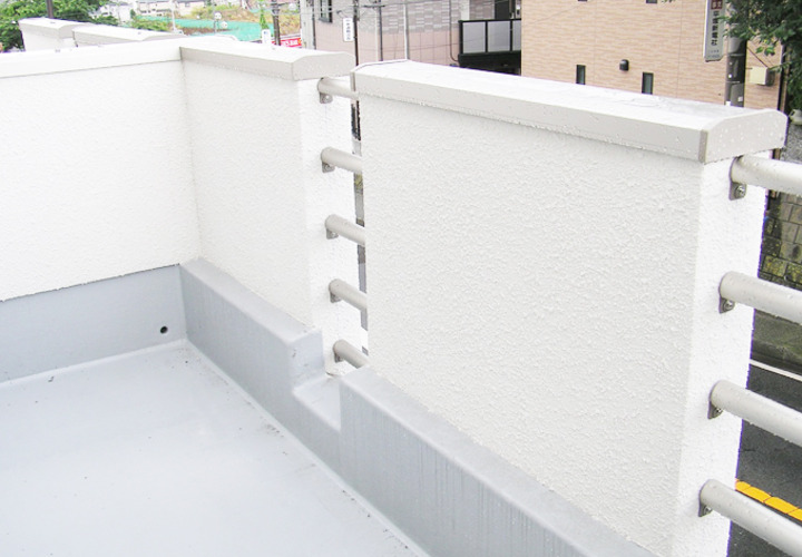 外壁に隙間を空ける事で閉塞感を和らげたサイドバルコニー