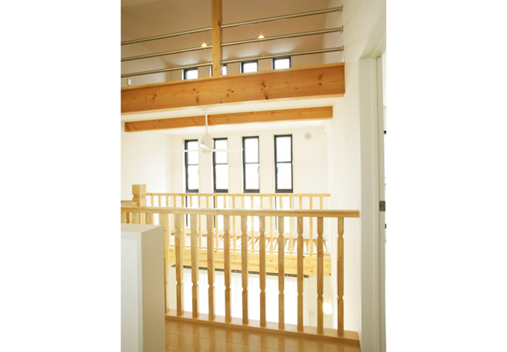 ２階に設置した木の風合いを活かしたキャットウォークとロフト