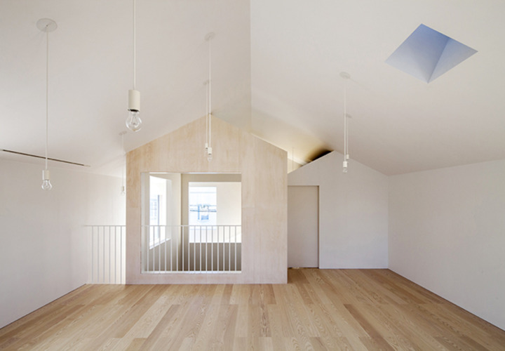 垂れ下がる照明が可愛らしい