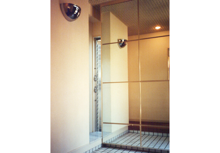 壁面収納の脇からスリット状の光を取り込む