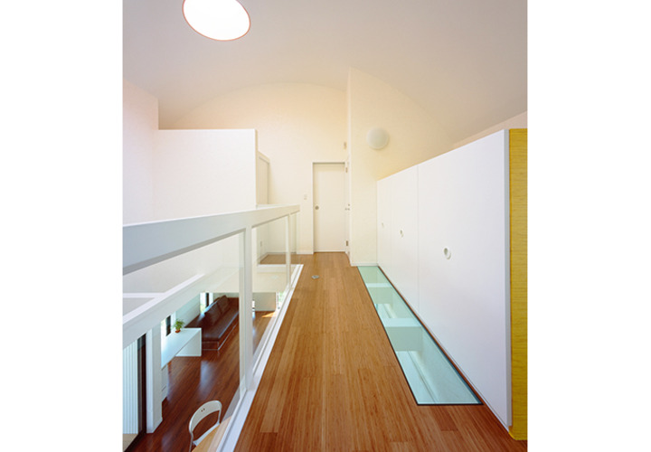 ブリッジには丸い光が、キッチンに伝えます