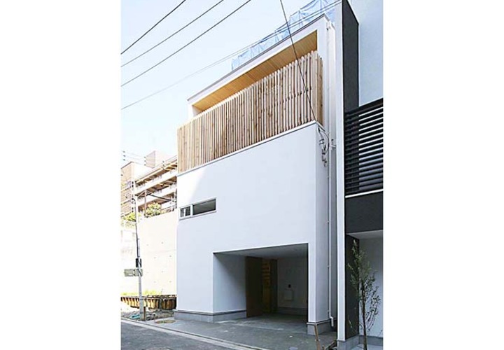 木製のバルコニーが印象的な外観