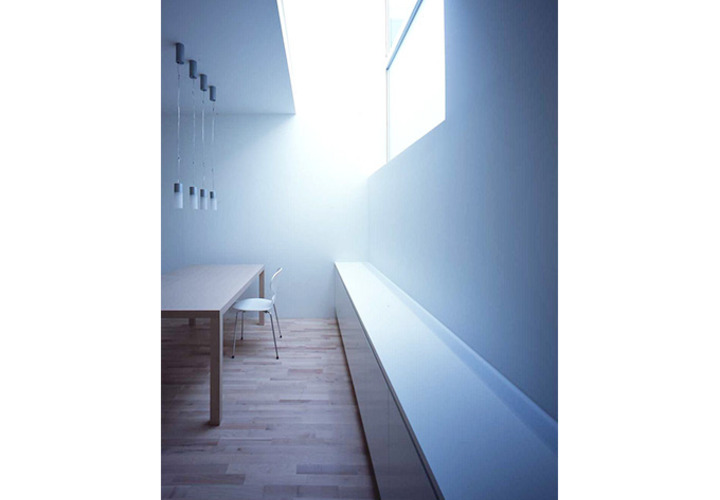 吹き抜けから光がそそぐダイニング